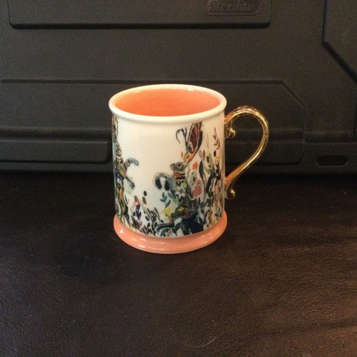 ANTHROPOLOGIE | Liebres bailarinas | Taza de café | Starla M. Halfmann | Oro melocotón - Imagen 1 de 4