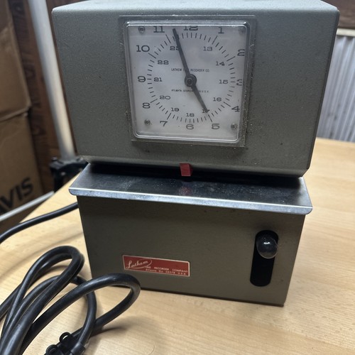 Latham Corporation Punch Time Clock. Ohne Schlüssel. Uhr funktioniert. Ungetestet.