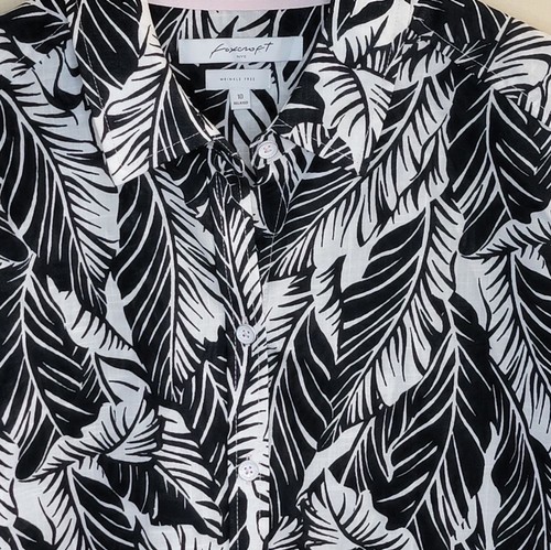 Foxcroft | Camisa Palms Negra Blanca Estampado de Hojas Tropicales Botón Frontal Sin Arrugas - Imagen 3 de 5