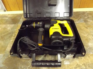 DEWALT-D25330K-SDS-CHIPPING-HAMMER-KIT-6-3-AMP-120-VOLT-NICE