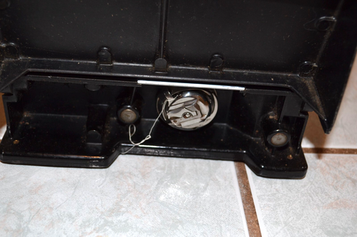 CLEAN WORKING VINTAGE SINGER 221 FEATHERWEIGHT SEWING MACHINE NO CASE 1948 - Picture 9 of 10