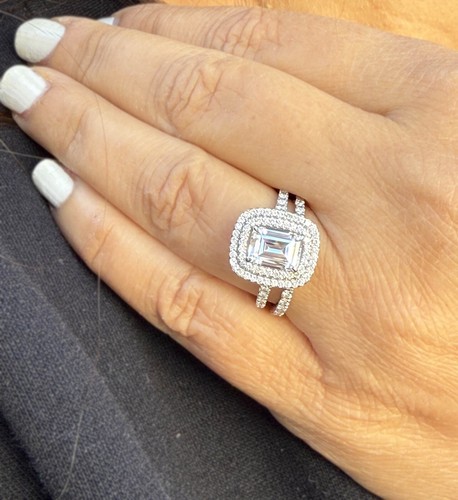 Anillo de compromiso de moissanita esmeralda de oro blanco macizo de 14 quilates y banda halo de 3,00 quilates - Imagen 12 de 13