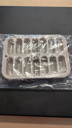 8 Silicone Ice Cube Trays - Picture 3 of 4