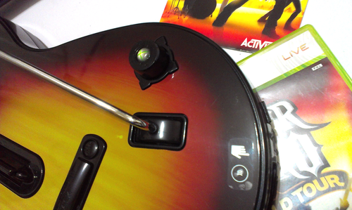 XBOX 360 GUITAR HERO WIRELESS GUITAR WORLD TOUR, SHOULDER STRAP & GAME BUNDLE - Picture 7 of 15