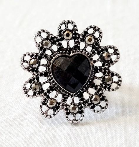 Silver Tone Cocktail Ring W/Black Heart Shaped Stone 7 Adjustable J3-1534 - Imagen 3 de 4