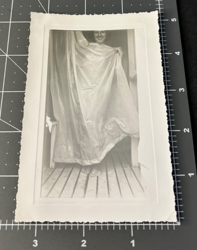 Tenda antica istantanea anni 40 donna sotto la doccia nuda divertente nascosta dietro - Foto 1 di 2