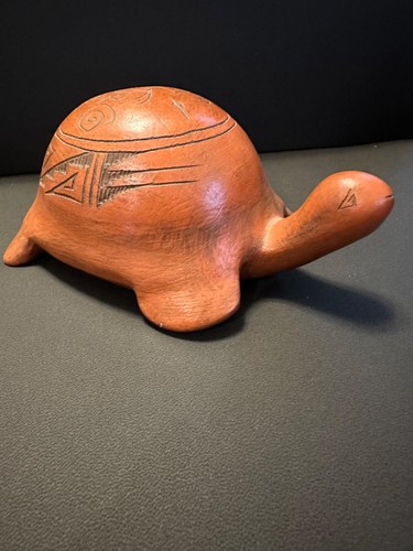 Clay Pottery Turtle  with American Indian symbols  - Bild 2 von 9