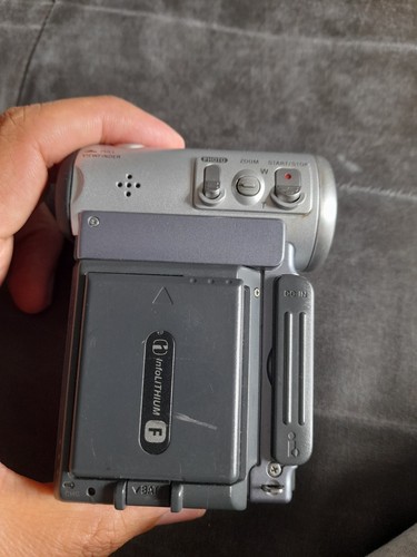 SONY DCR-IP7 MICROMV Handycam Bluetooth 120x Digital Zoom jp - Photo 5 sur 17