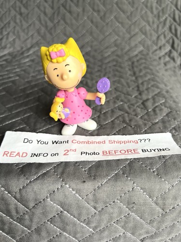 Sally • Peanuts Gang PVC Figure Holding Rag Doll & Brush Approx 3” - Bild 1 von 8