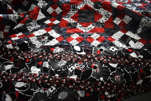 Handgefertigte Baumwolle Quilt maschinengenäht & gesteppt 90" x 108" rot weiß schwarz - Bild 10 von 24