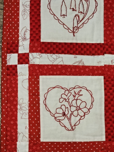 Trapunta da parete vintage 2003 Redwork ricamata mese nascita fiore 31" x 40" - Foto 2 di 7