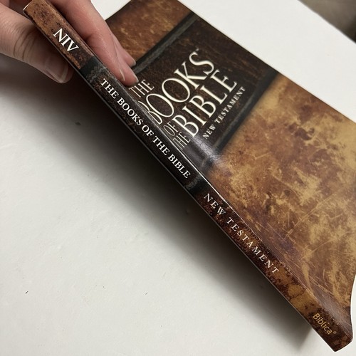 NIV The Books of the Bible Paperback The New Testament - Picture 8 of 8