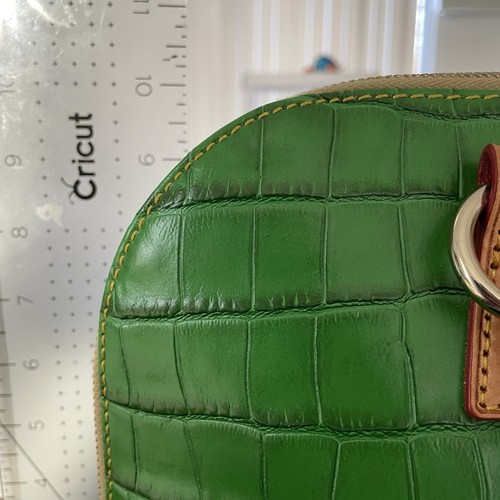 Dooney & Bourke Croco Embossed Zip Zip Domed Satchel Handbag & Wallet - 第 15/16 張圖片