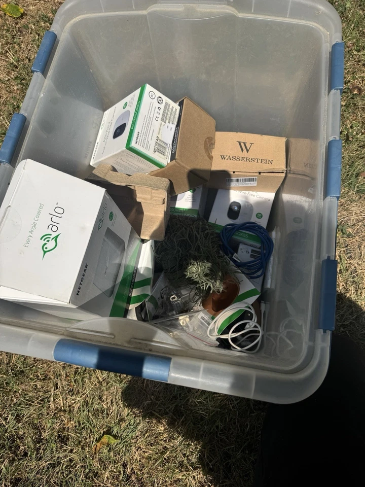 Arlo Pro Smart Security System with 12 Cameras Arlo 2 Mounts And Accessories - Image 3 of 3