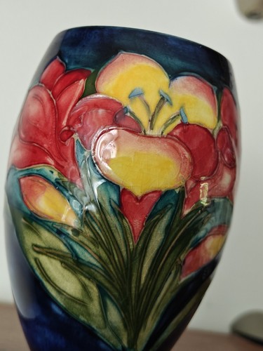 Walter Moorcroft Freesia Ovoid Footed Vase Blue Pootery England 50s Floral 13 cm - Picture 4 of 15