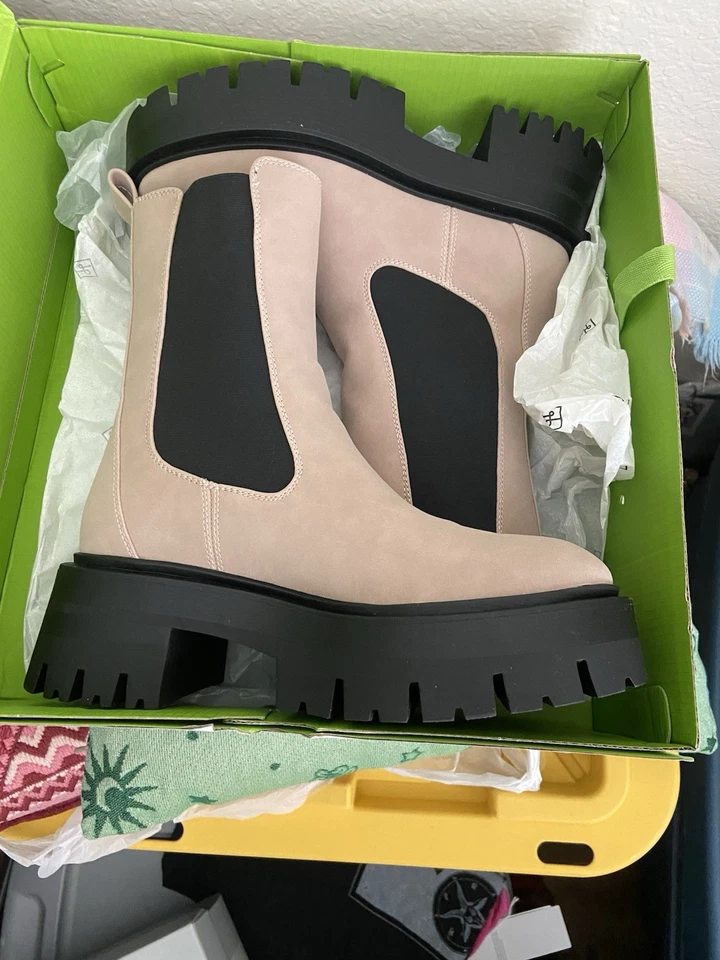 NEW Call it Spring Dafneyy Lug Chelsea Boot sz 9 - Image 2 of 4