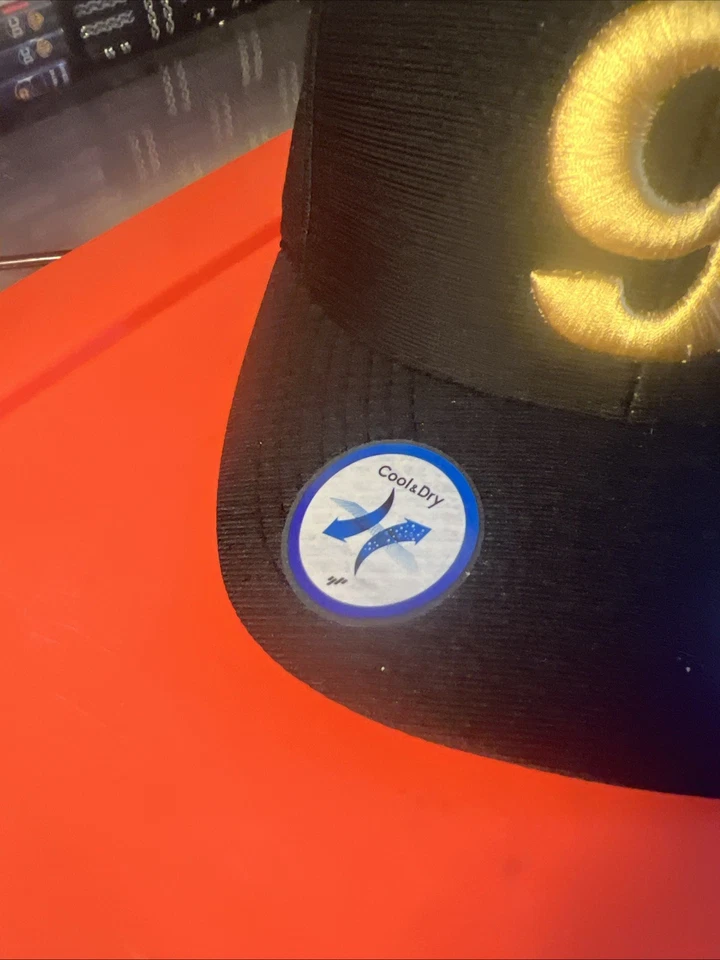 Sombrero Flexfit Cool & Dry con bordado dorado "9" y logo Grey Goose Vodka. Foto 2 de 4