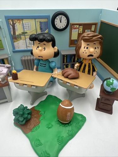 VTG Peanuts Charlie Brown 2002 School Desk Toy Set w/ Sally Lucy Patty HTF - Picture 5 of 24