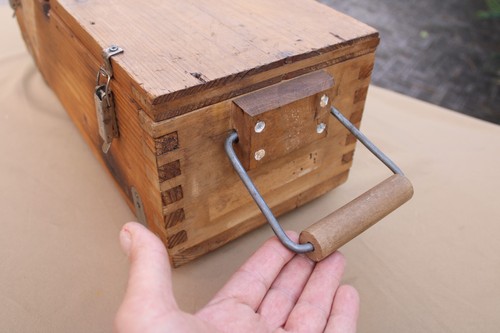 L68- CASSA MILITARE NATO - LEGNO MANICO MUNIZIONE MILITARIA BOX CERNIERA ARREDO - Foto 5 di 12
