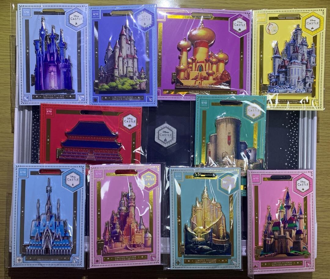 その他 Disney Castle Collection DisplayCase pin DISNEY CASTLE COLLECTION 10 PINS/COLLECTOR DISPLAY CASE +