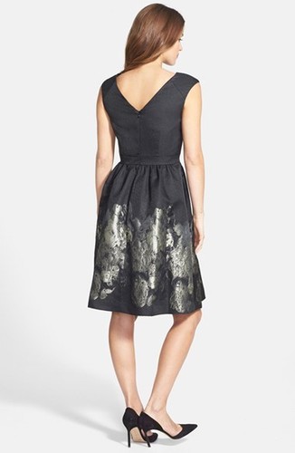 Vestido Cynthia Steffe Metálico Floral Ajuste y Acampanado (Talla 10) - Imagen 2 de 3