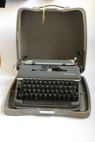 Old Typewriter Olympia SM2 with Suitcase Well Preserved Travel Typewriter - Picture 2 of 4