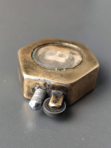 Vintage WW2 Brass Petrol Lighter With Photo 1945 Trench Art Lighter Working - Picture 8 of 12