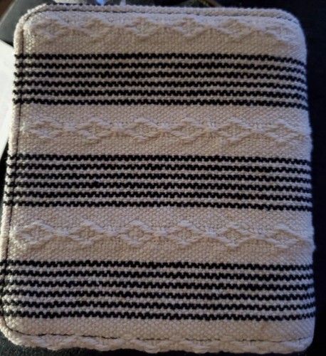 THIRTYONE Thirty One 31 Gifts Clip N Zip Wallet In Stitches Weave BOHO NEW - Foto 1 di 10