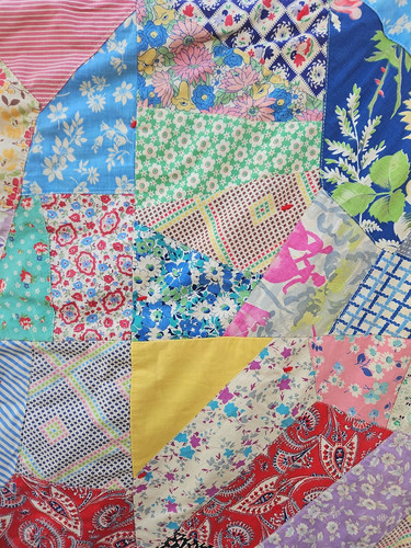 Hermoso Edredón Loco Abuela Núcleo Floral Mecanizado 90 X 66 Usado Envejecido De Colección - Imagen 10 de 24