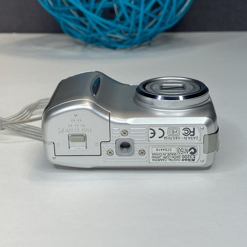 Nikon COOLPIX 3200 3.2MP Digital Camera - Silver With Case Logic Compact Case - Picture 9 of 15