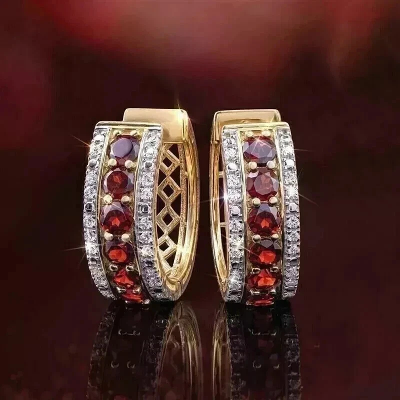 Pendientes de aro Huggie enchapados en oro amarillo de 14 quilates de boda creados en laboratorio granate de corte redondo Foto 4 de 4