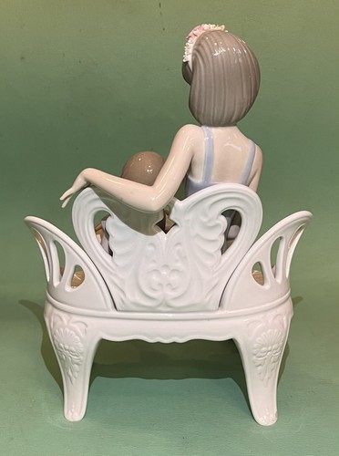 Lladro Once Upon a Time #5721 Madre e Figlio che leggono sul divano con scatola originale - Foto 3 di 9