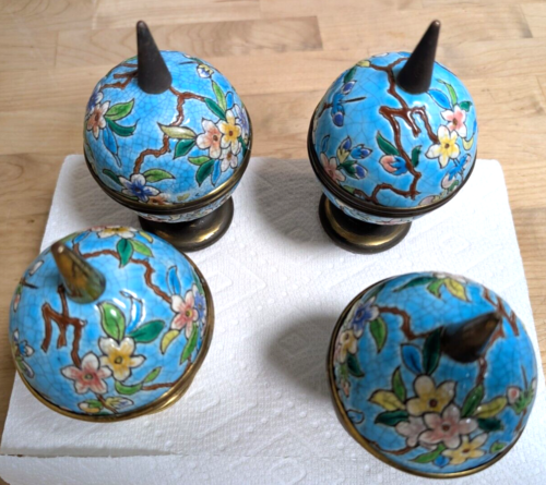 4 Vintage Newell Post Endstücke floral geprägtes Porzellan mit Messing Teller Sockel - Bild 8 von 13
