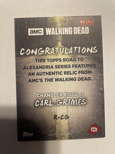 2018 Topps Walking Dead Road to Alexandria Carl Grimes Relics Blue #31/50 ¡Lo último!! - Imagen 2 de 2