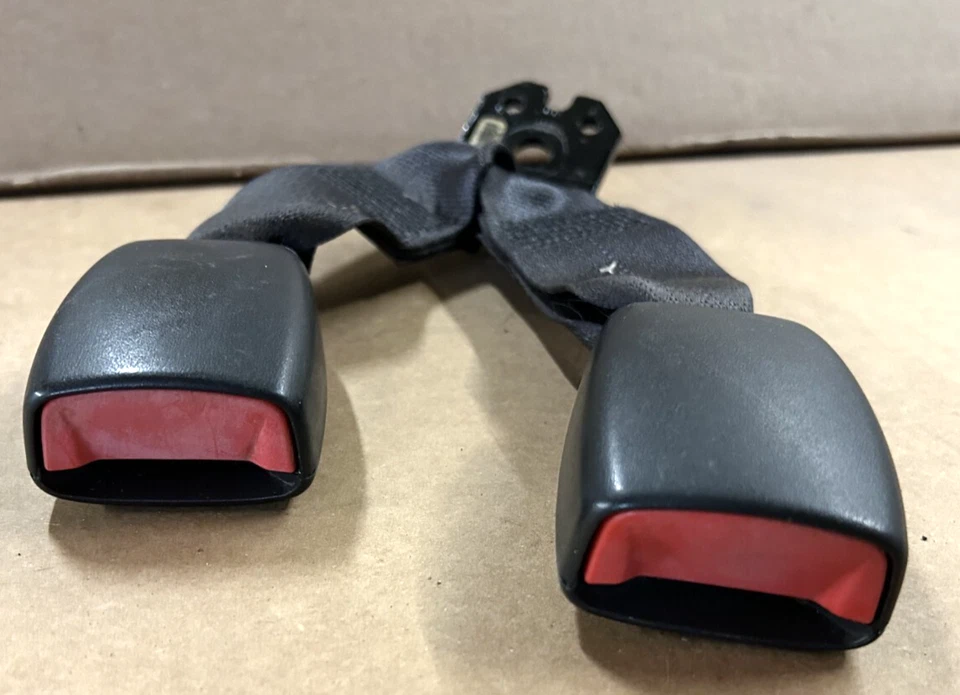 2010 chevy malibu задний двойной ремень безопасности пряжка приемник 2010-2012 - Изображение 2 из 3