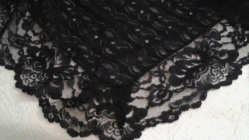 Envoltura triangular de encaje negro 73"" a través de shder 33"" caída Ctr impecable - Imagen 2 de 7