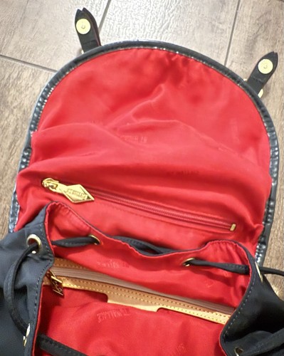 Mochila MZ Wallace Marlena (negra con detalles dorados, interior forro rojo) - Imagen 7 de 10