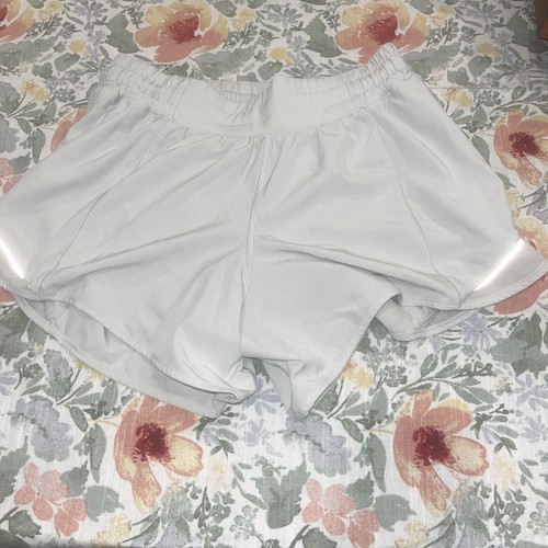 Lululemon women’s hotty hot high rise short athletic size 6 tall light gray