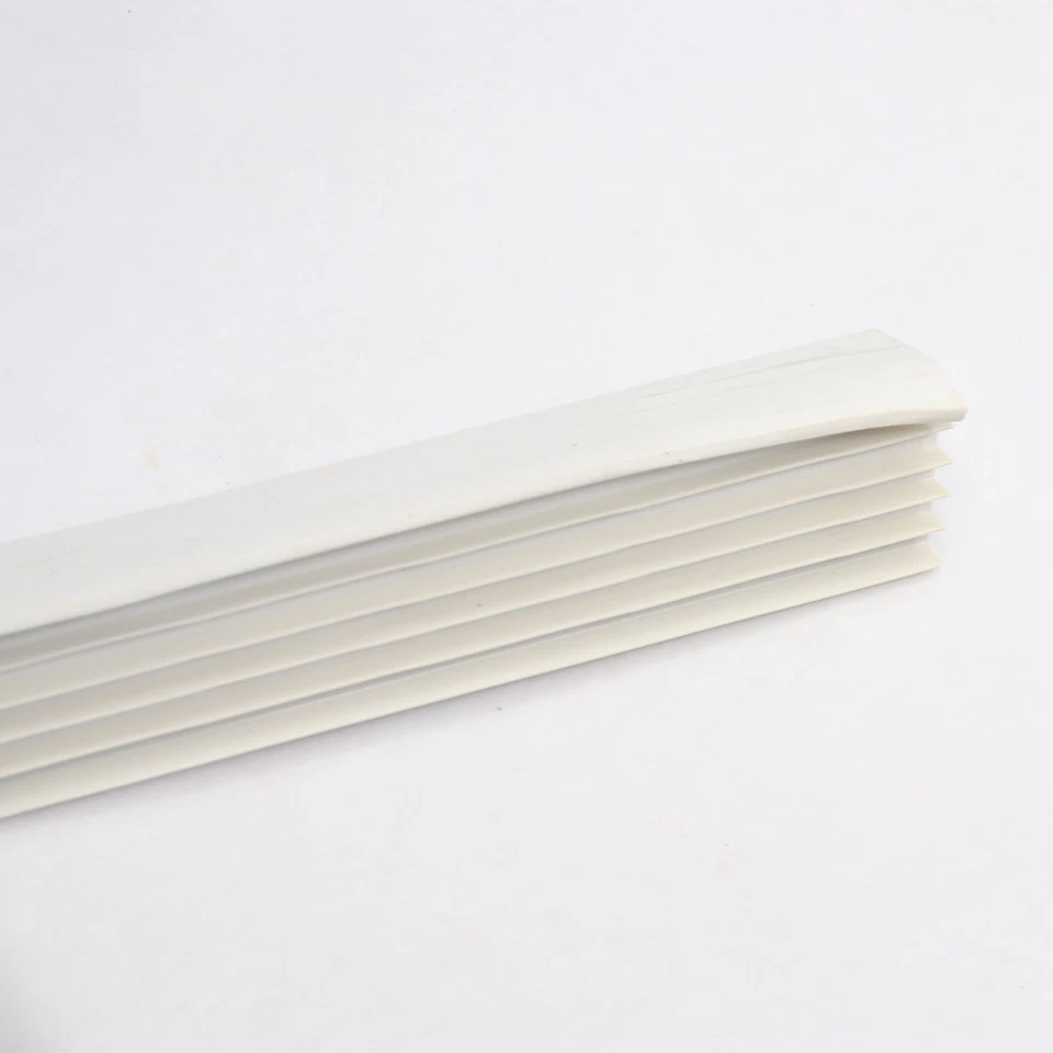 Barrido/parada de puerta corredera Frost King blanca Foto 3 de 4