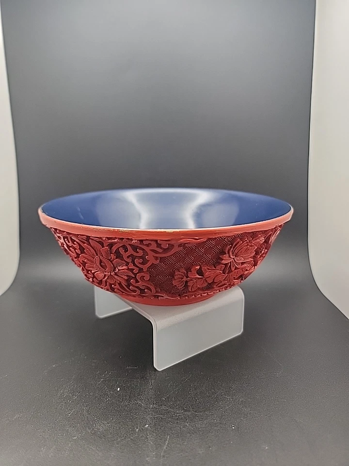 Antiguo cinabrio rojo chino tallado a mano con laca azul sobre cuenco de bronce 6,5" x 2,5" Foto 4 de 4