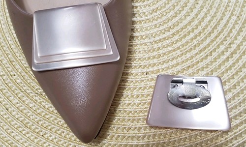 Vtg Shoe Clips Tip Toe LUCITE 60's Light Pearlized Beige EUC - Picture 2 of 4