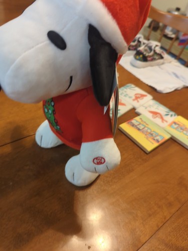 Peanuts 14" Dancing Snoopy in Maglione Rosso Albero di Natale, suona Lucy Piana Song - Foto 5 di 15
