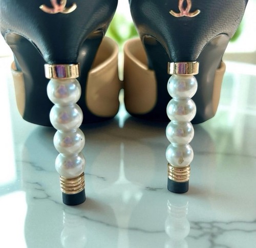 Chanel Pointed Heel Mules Black Tan Pearl Heels  - Imagen 3 de 14