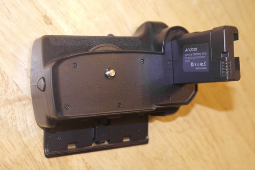 ANDOER Vertikaler Batteriegriff für Nikon D3100 D3200 D3300