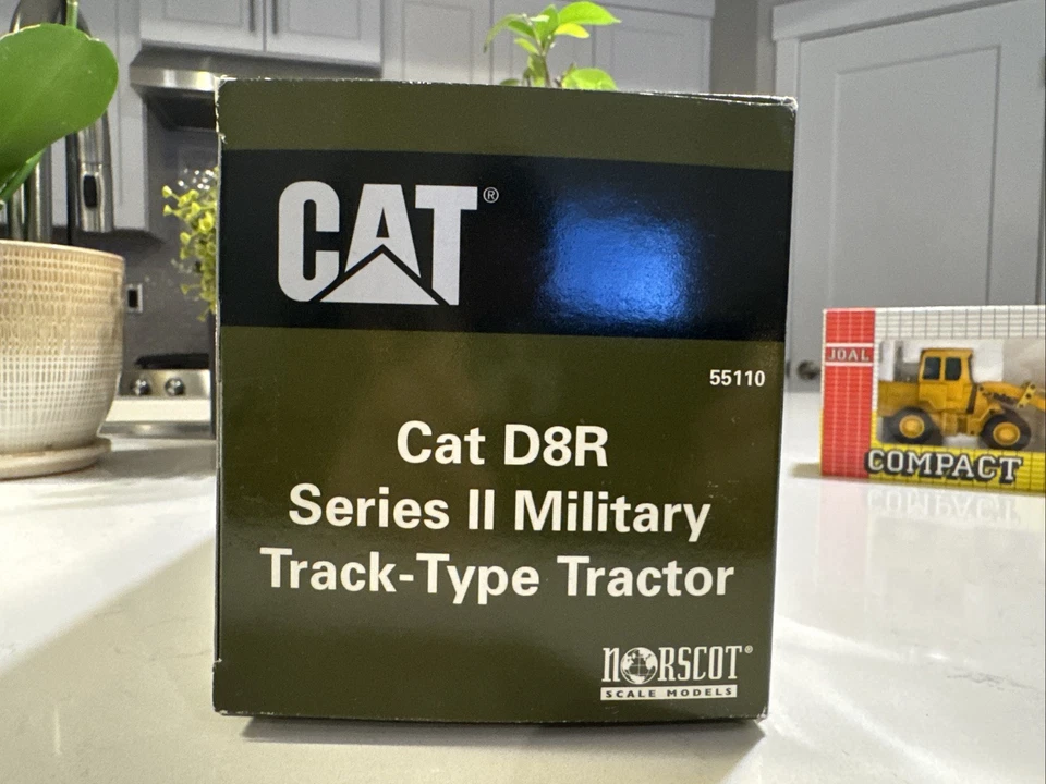 Cat D8R Series II Military Track Type Tractor Diecast 1:50 Scale Model NorScot. - Image 4 of 4