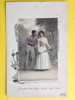 cpa Fantaisie Sport PARTIE de TENNIS Raquette Filet - Photo 1/2