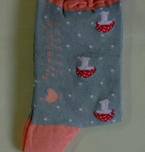 1x Socken MAUS Fliegenpilz plus Geschenktasche Wrendale niedlich mouse fungi - Bild 4 von 4