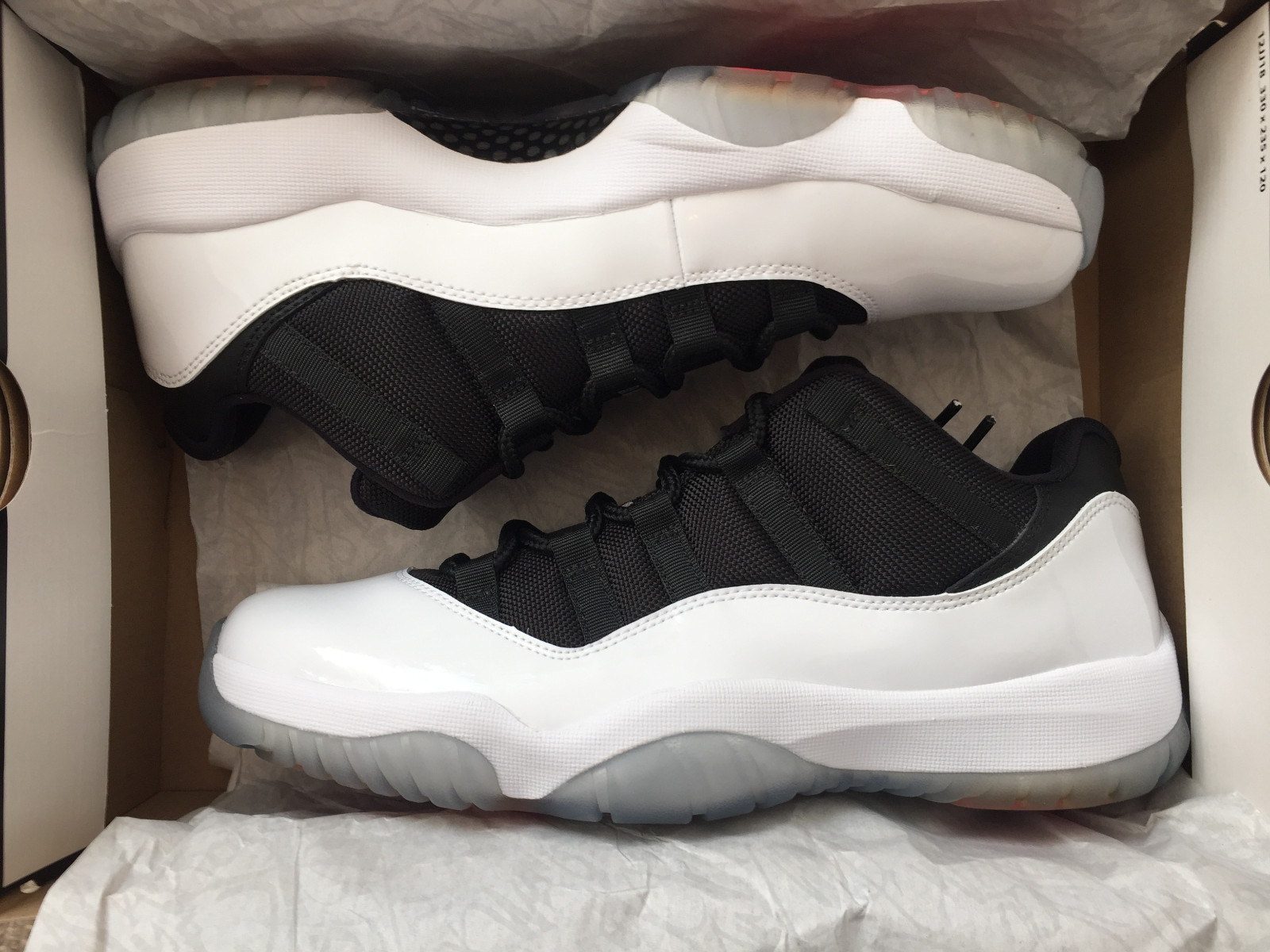 NUOVO CON SCATOLA NIKE AIR JORDAN 11 XI Taglia Basso Smoking Retrò 2013 Taglia XI UK9 US10 EU44 molto RARENEW 14c7cf NUOVO CON SCATOLA NIKE AIR JORDAN 11 XI Taglia Basso Smoking Retrò 2013 Taglia XI UK9 US10 EU44 molto RARENEW 14c7cf