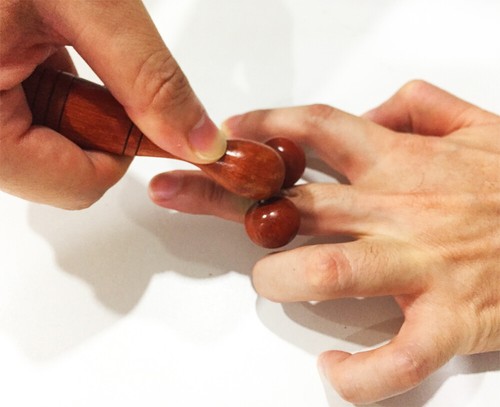 Trigger Finger Roller Syndrome Face Treatment Wood Massager Rosewood Thailand 4" - Picture 2 of 3