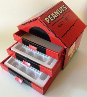 VINTAGE PEANUTS - SNOOPY 29 PIECE ART SET IN DOG HOUSE SUPPLY BOX